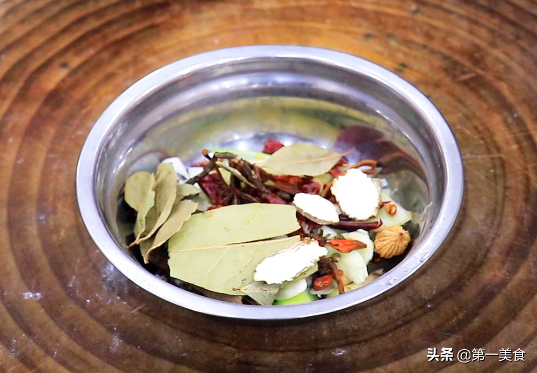 带鱼怎么做才好吃，厨师长分享饭店秘制做法，鲜香入味，酱香浓郁