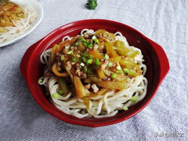 青椒鸡蛋打卤面（美味打卤面的17种做法）