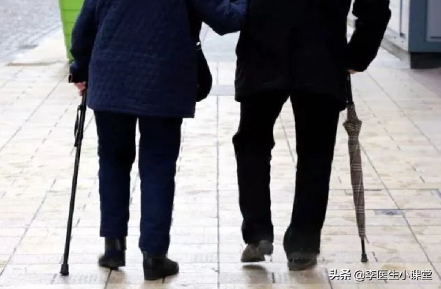 一走路就腿疼、腿麻、腿没劲是咋回事？医生：考虑腰椎、血管问题