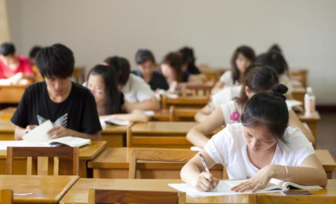 大学生上台自我介绍，真是紧张加激动，网友：说相声的好苗子