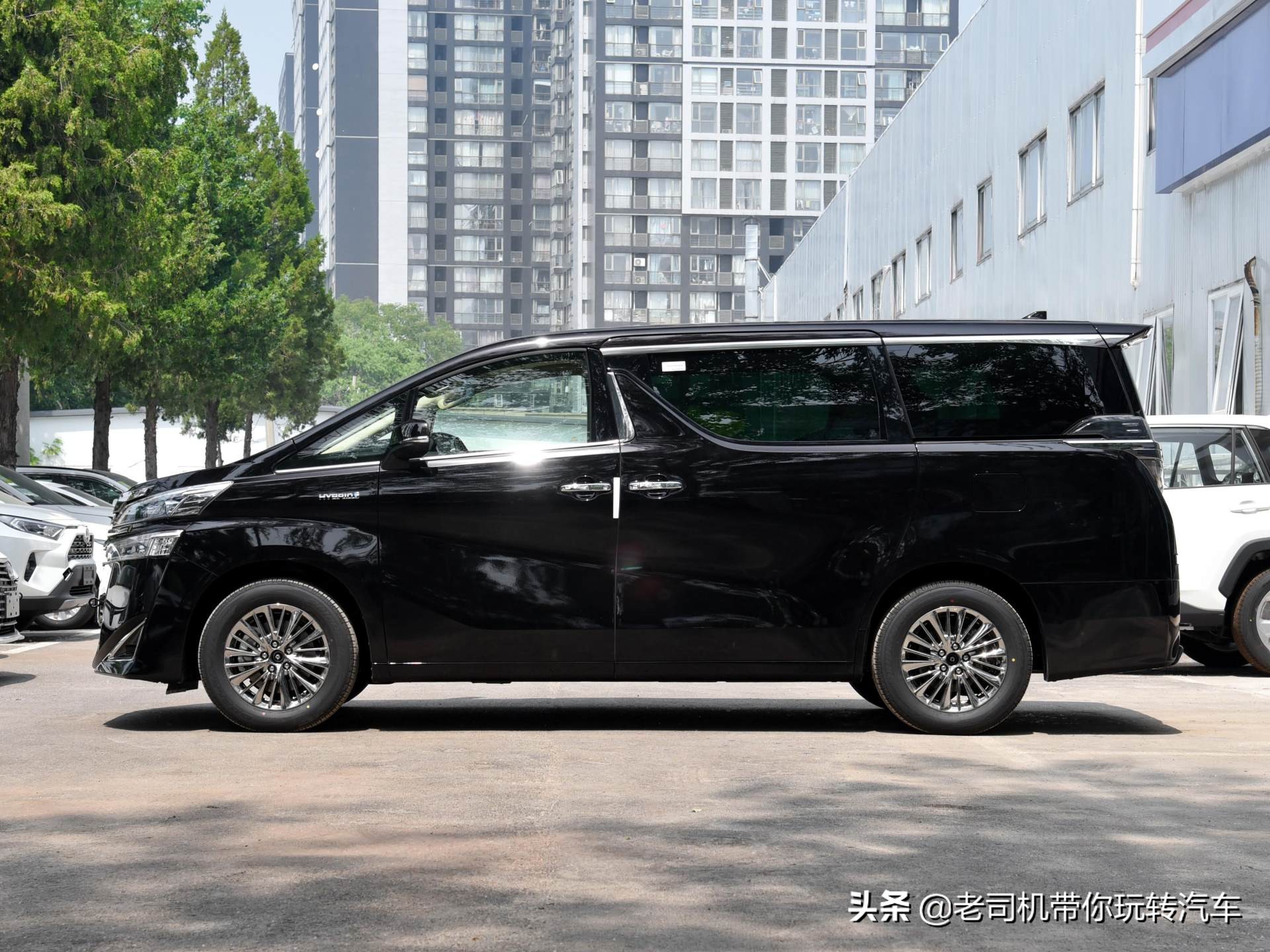 豪华还不加价，航空座椅MPV，7.1L油耗带四驱，带你看丰田威尔法
