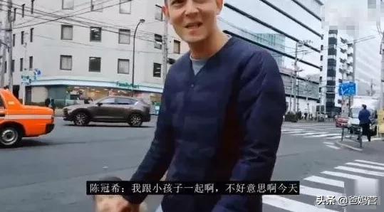 40岁陈冠希分享“育儿经”：不用电子书，只买纸质的「爸妈营」