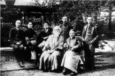 左手拿刀右手拿叉(1917年北大学生用英语嘲笑长辫老头，对方英文怒斥：拽什么破洋文)