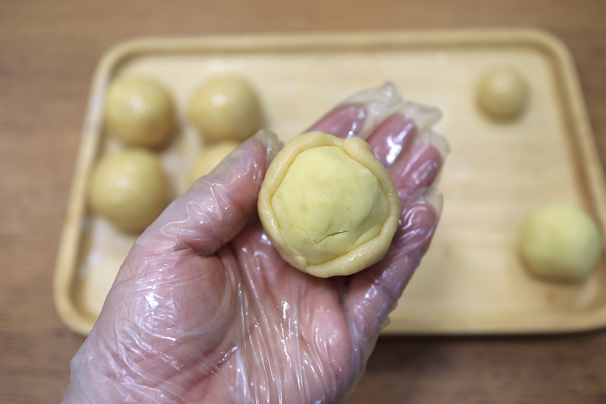 黑芝麻酱绿豆沙月饼还真好吃，说啥也得试一试，歪打正着的美味