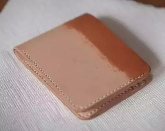 上万元的包包可别糟蹋了，这样保养，再背10年都不会烂！