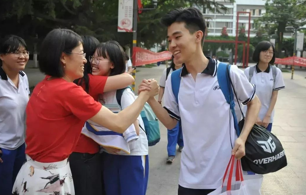 高考生作弊新方法，拍考题上传软件，网友：真是智商堪忧