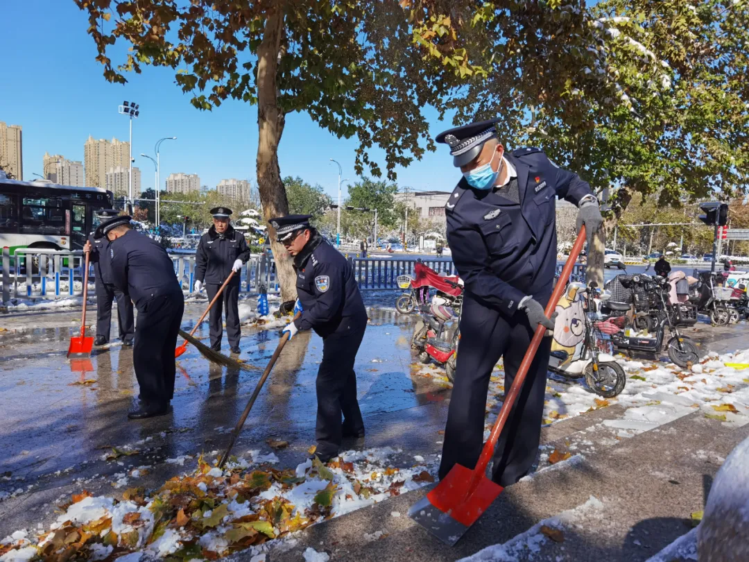 雨雪中的守护：济南公安化身成为风雪中的最美警色