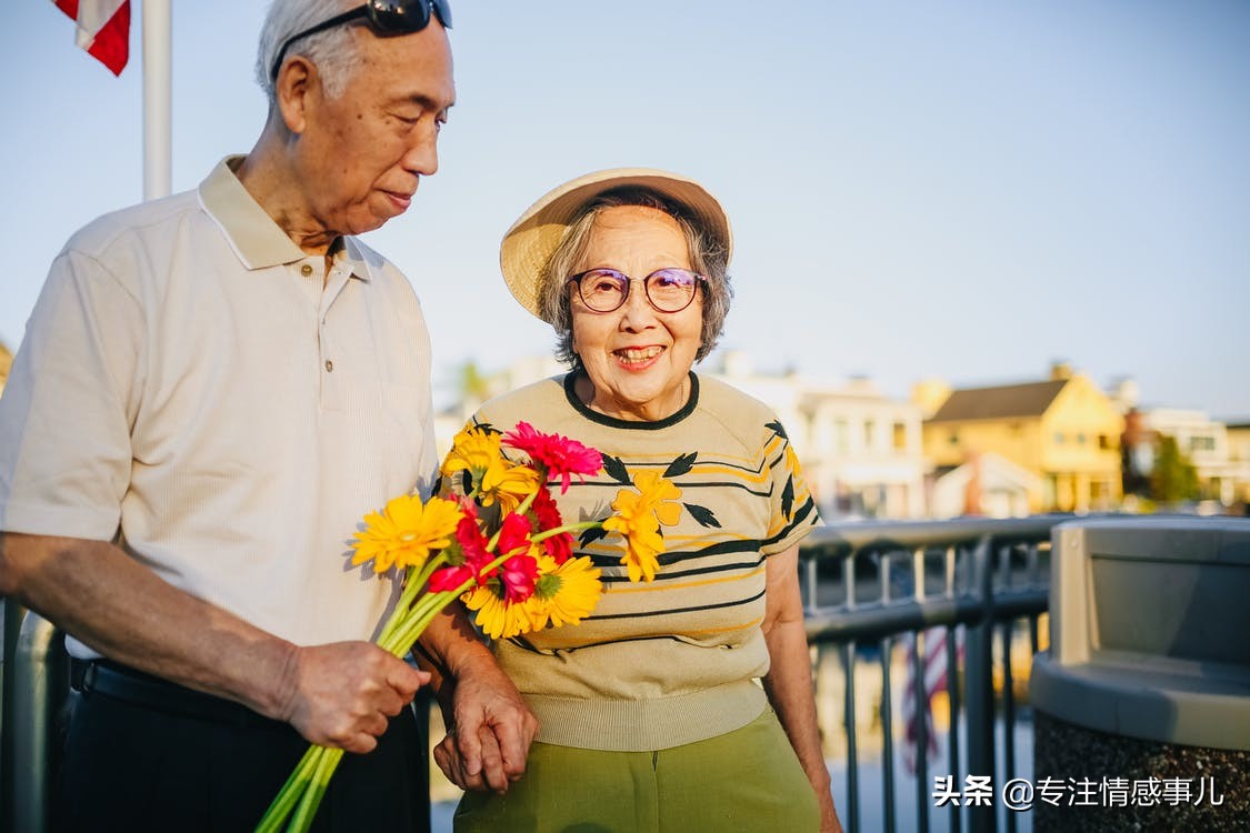 中年以后，夫妻间想要保持甜甜的恋爱状态，女人该怎么做？有5点