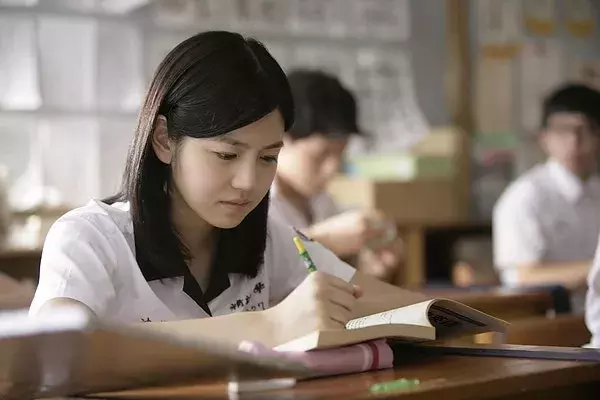 那些年，老师带我们一起唱过的班歌