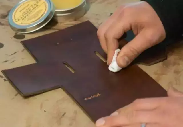 上万元的包包可别糟蹋了，这样保养，再背10年都不会烂！