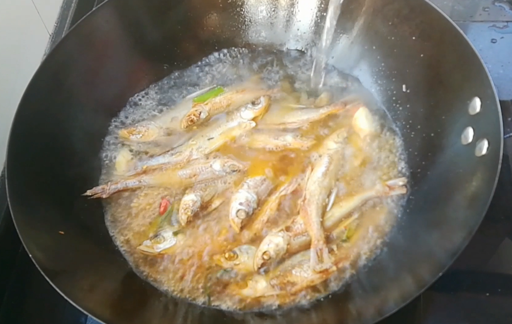 淮扬菜大厨教你白水鱼干吃不腻做法，鱼肉鲜香板结，开胃下饭