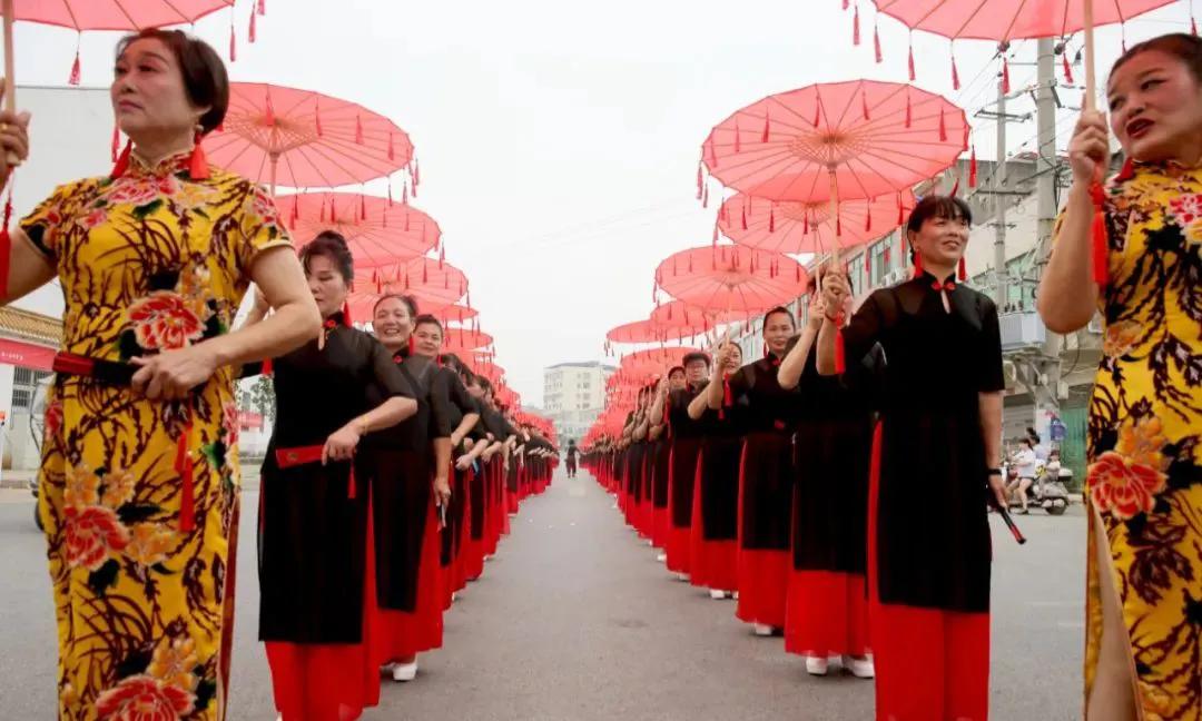 黄冈一乡镇国庆自发组织 游行 天天看点