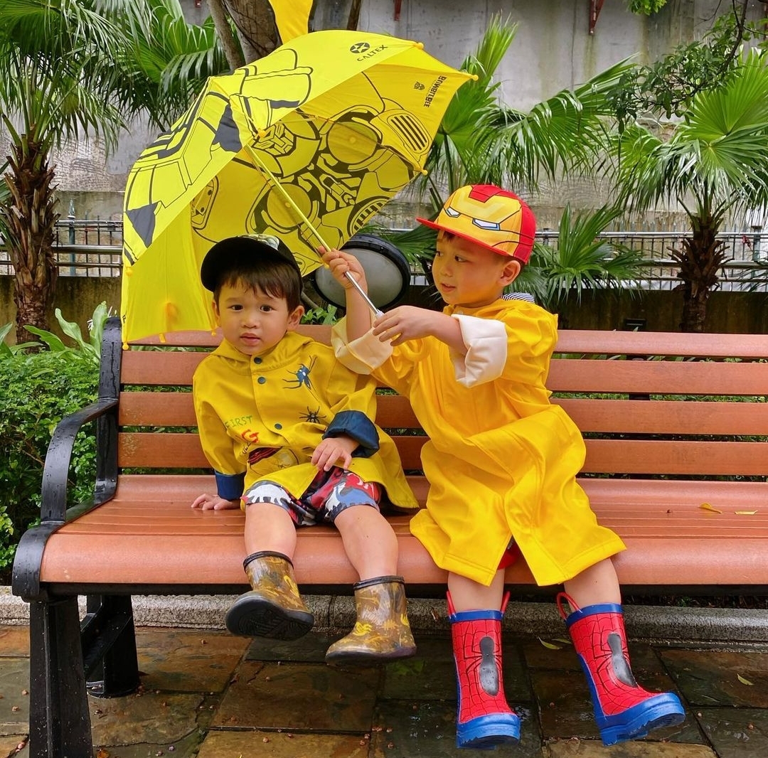 胡杏儿为半岁幼子举办party，豪门三兄弟穿同款，个个绅士又帅气