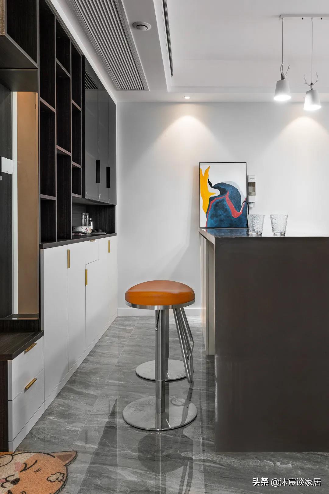 改变墨守成规的布置，她坚持把沙发背景改成矮墙，真是通透又美观