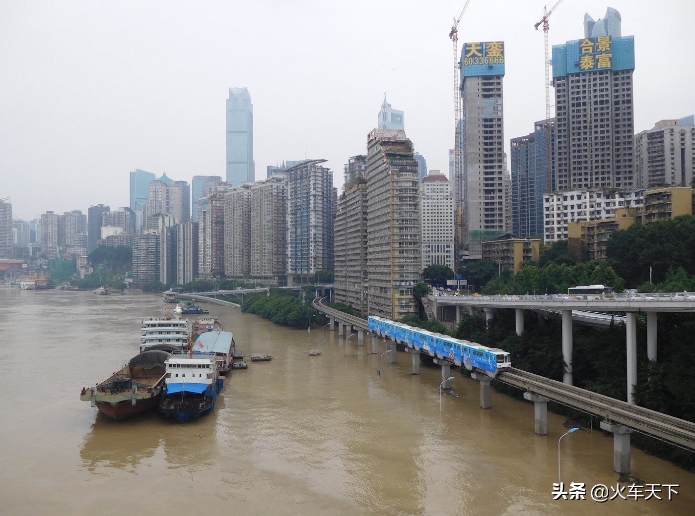 开通十几年的重庆轨道2号线 重庆具有代表性的轨道交通线