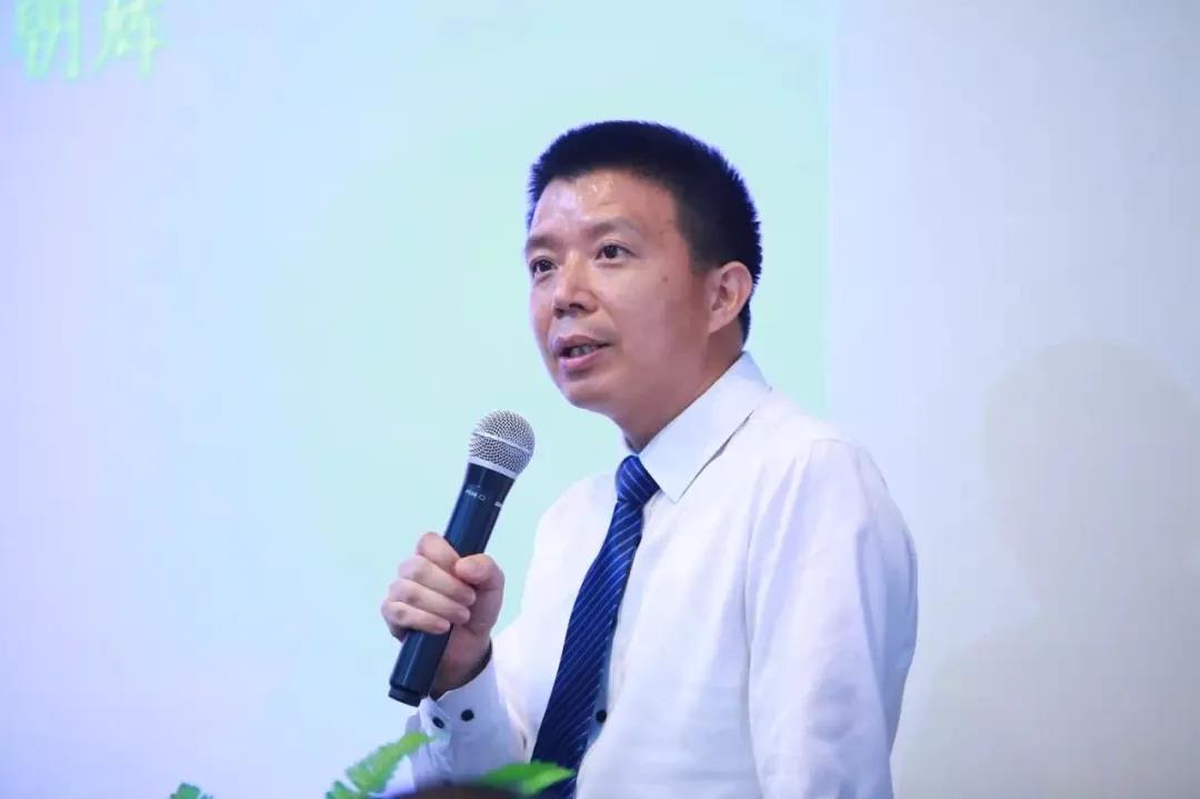 他曾任职经济犯罪侦查局，主办多项重特大案件，涉案金额高达上百亿