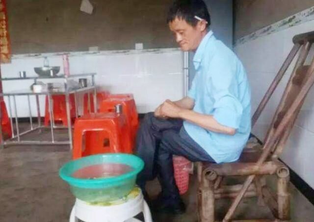 51岁四川老农撞脸马云，走红后狮子大开口要价，终黯然回乡捡蘑菇