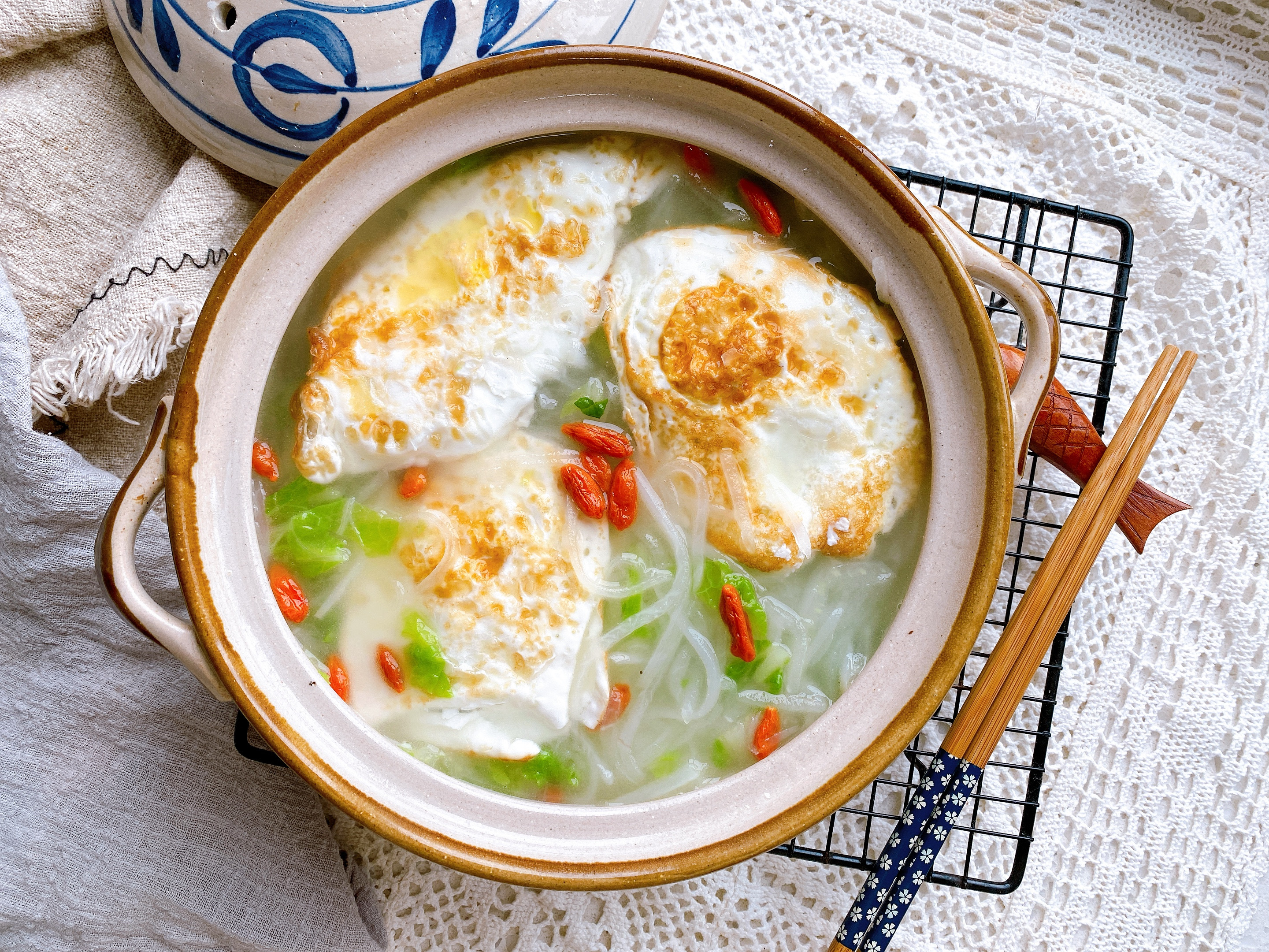 冬天要多喝这“2白汤”，荤素搭配，汤色浓白不油腻，10分钟完成