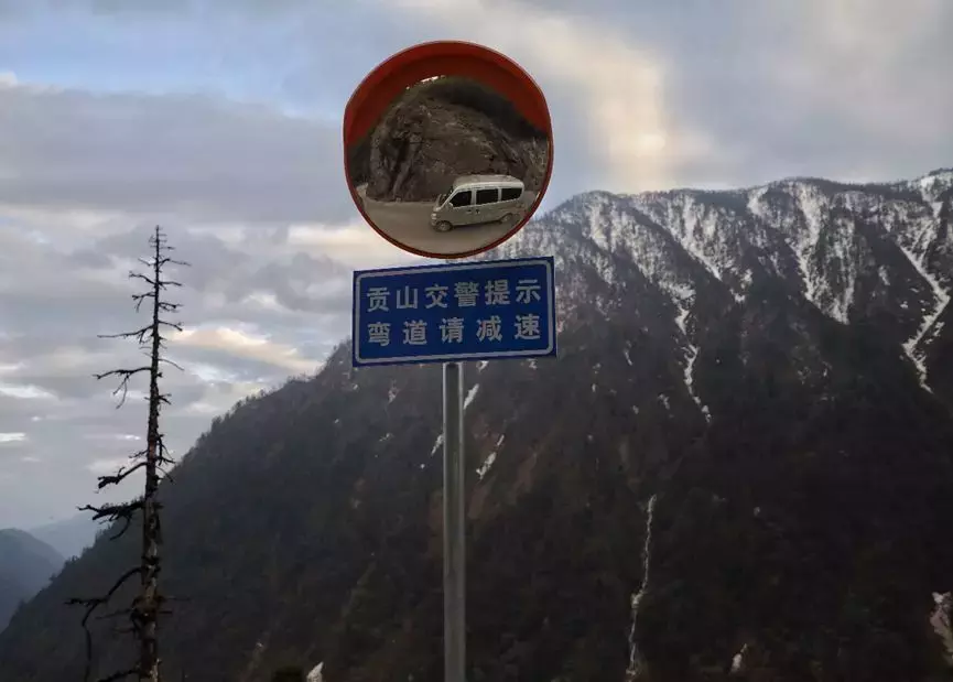 记者冒险探入“中国西南最后的秘境”,记录 “夺命山道”上的快递小哥