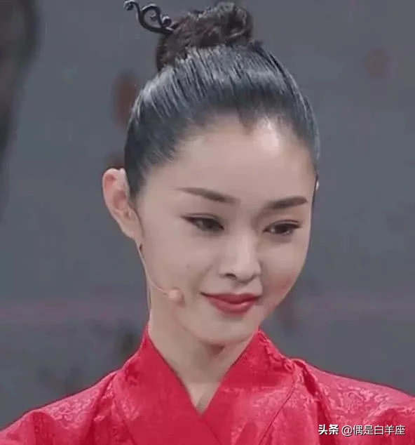 宋轶的“铁头发”，总是梳得十分紧绷，发际线却从不后移
