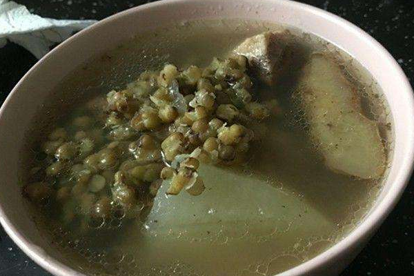 绿豆排骨汤的做法（教你做营养美味的排骨绿豆汤）