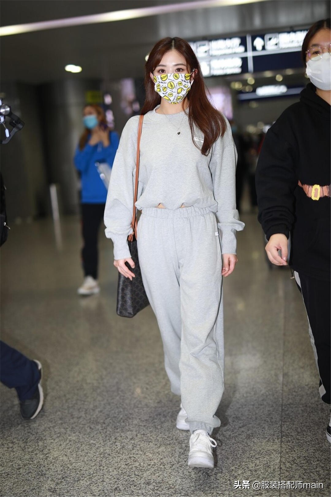 溜肩女孩不要慌，学会这4个穿衣技巧，气质拿捏得死死的