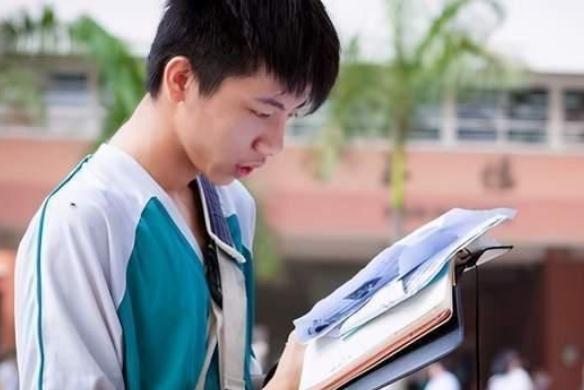 普通家庭供一名本科生读完4年大学，需要多少钱？网友：真养不起