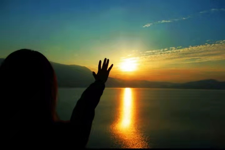 他身高1米49，在夜场当小丑，却将女儿培养成唢呐名家，年入百万