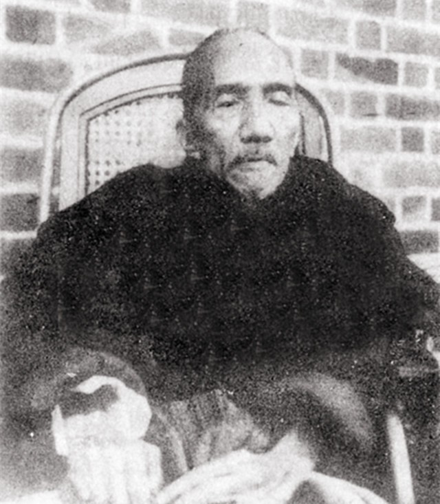 妻子卧病在床，他提前为妻子写挽联，妻子看后：我一定比你活得长