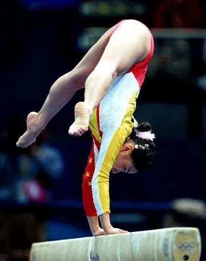 美女被动痛苦劈叉图片(13岁拿冠军) - 赤虎壹号