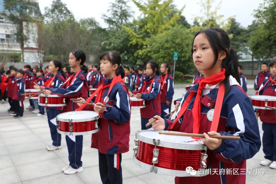 成都市各学校开展“少年先锋队建队日”系列活动