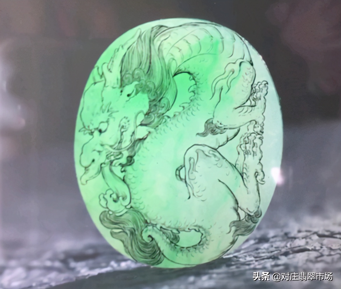 翠色翡翠镯心如何精雕一条卧龙?
