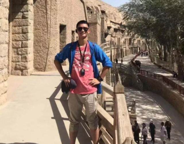 安徽一考生，考场外跪谢母亲，称“自感遗憾”，最后考了多少分？