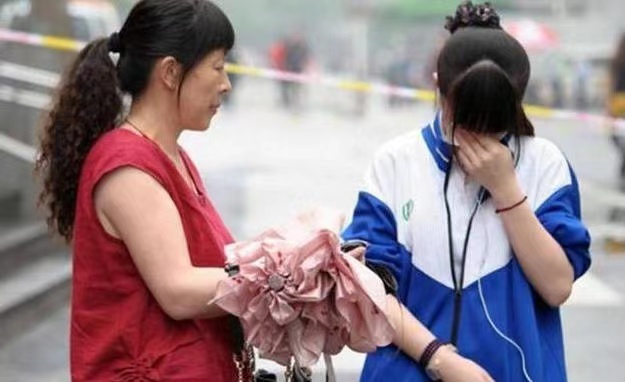 14岁女儿脖子出现草莓印，妈妈没急着问，仅用了一招女儿主动认错