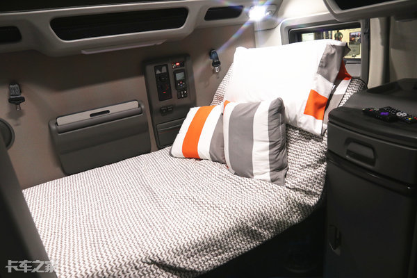 冰箱,彩电,微波炉,卧铺堪比双人床,实拍沃尔沃vnl760长头卡车