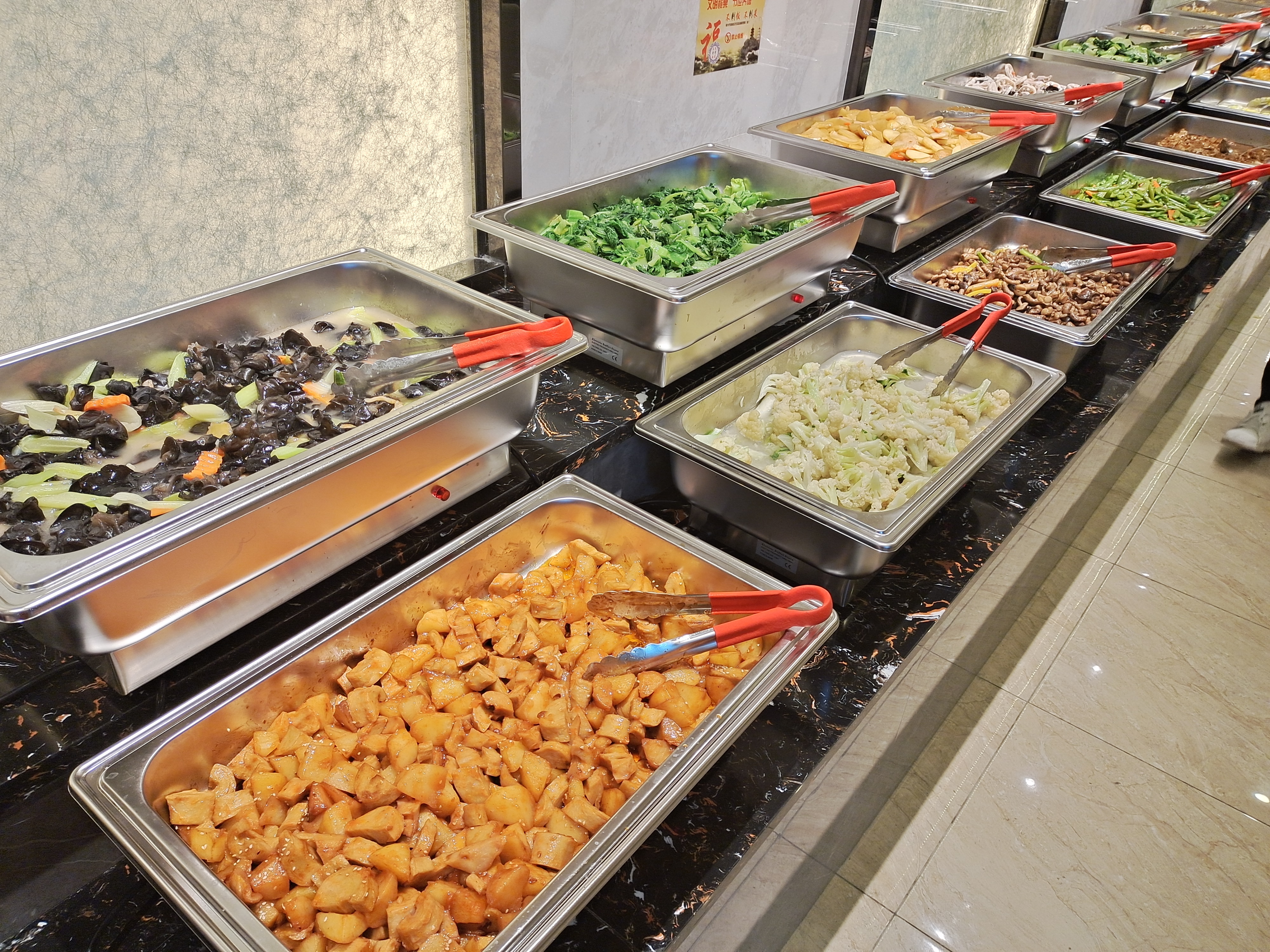 18块钱，100道菜品任意吃，火爆福州的素食自助餐为何这么便宜？