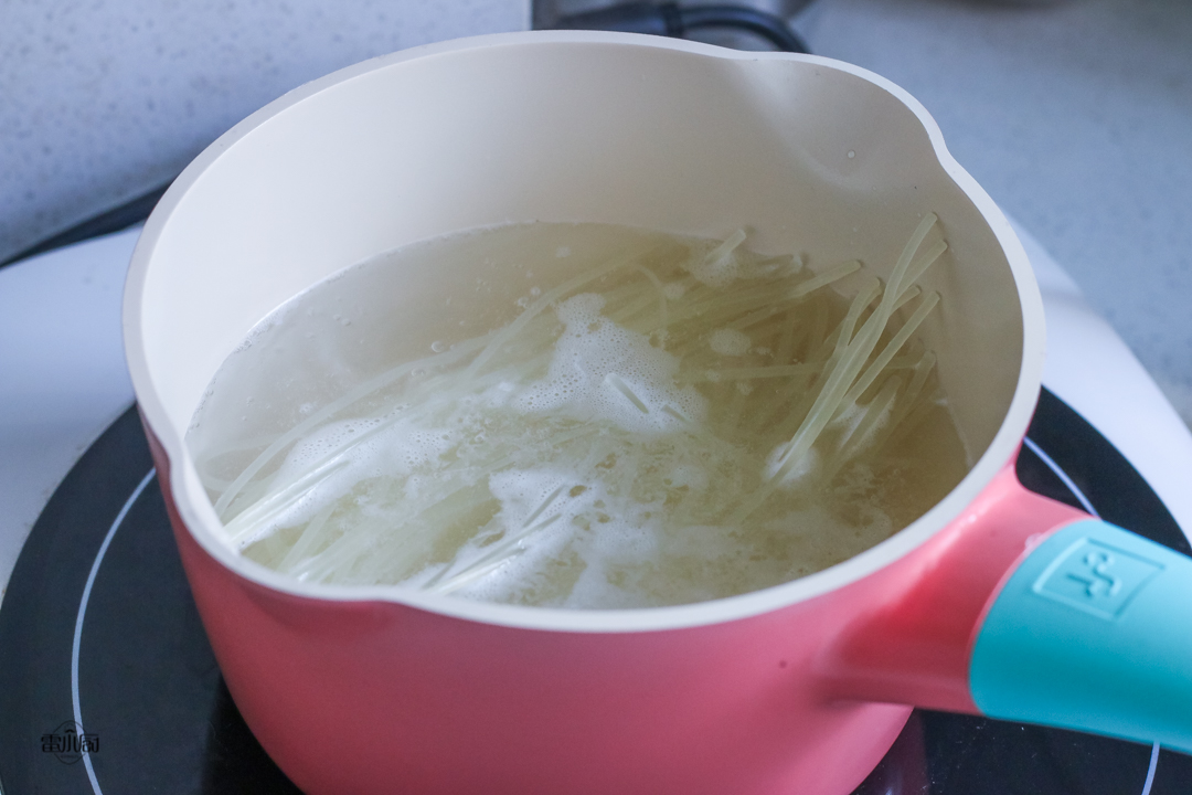 螺蛳粉的正宗煮法，网友：我第1步就错了，难怪汤黏稠味道也不好
