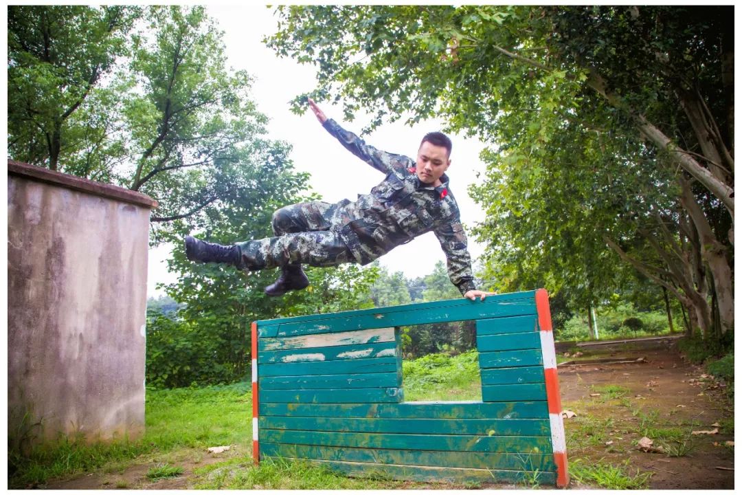 这所高校退伍兵宿舍火了，著名主持人鲁豫前来探访