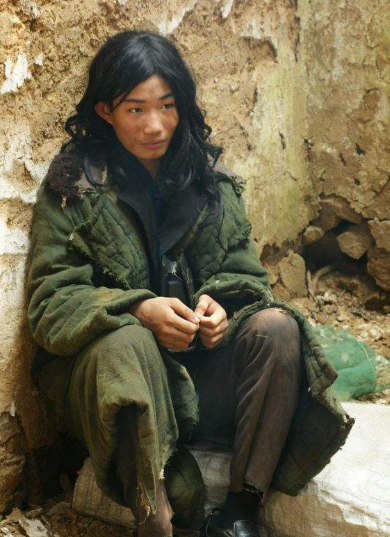 "懒人吃饼"现实版,吃饭靠人喂,父母去世后,23岁饿死在家中