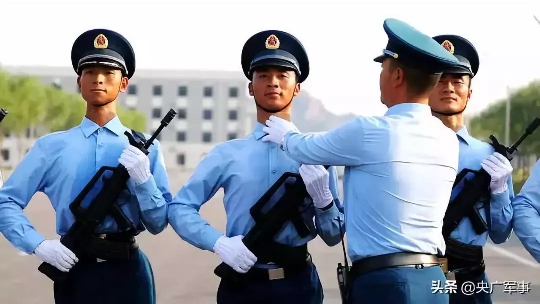 國慶閱兵中,以黃繼光生前所在部隊為主體抽組而成的空軍徒步方隊將