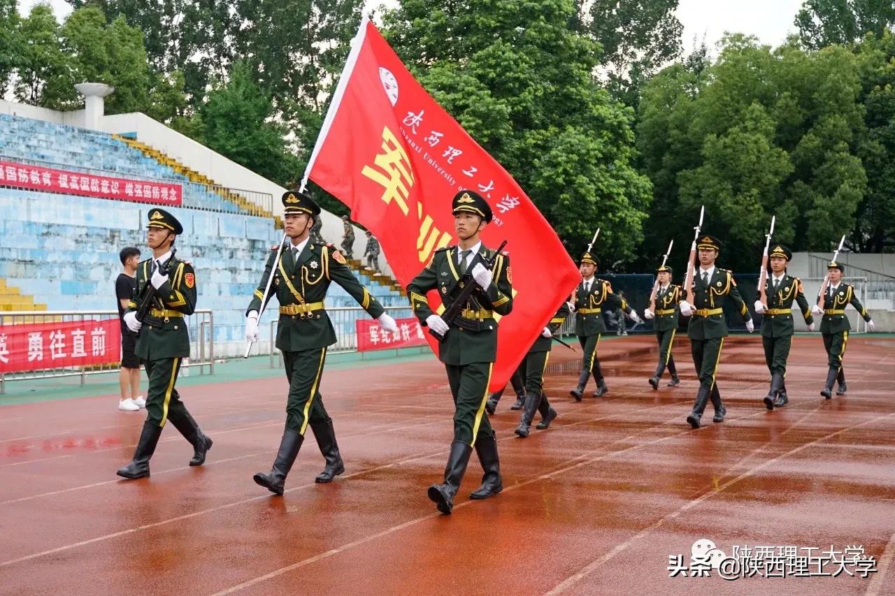 雨中闭幕，2020级军训汇报，请您检阅