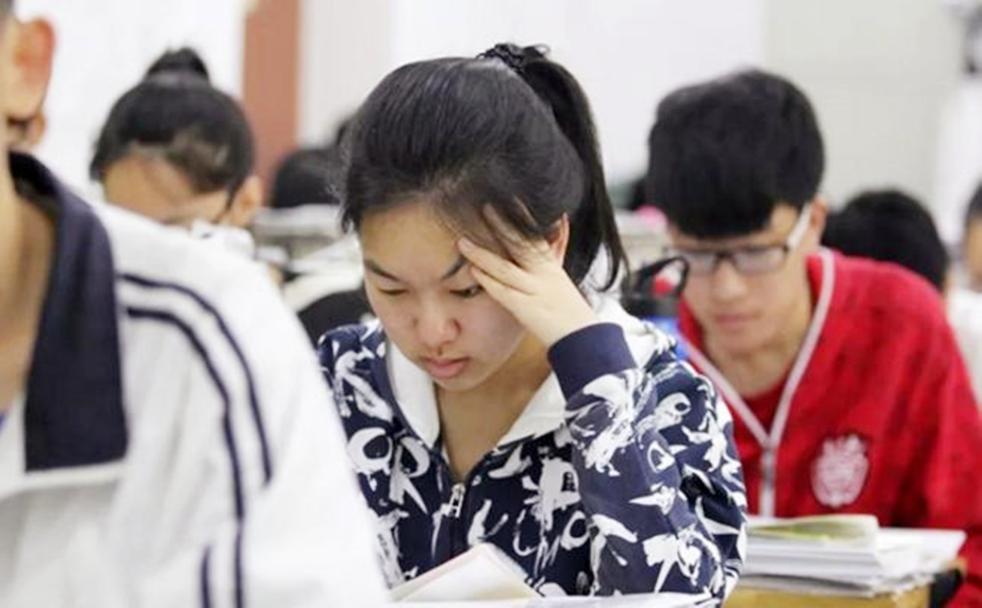 高考提前批录取分数线公布，211大学提档线为489分，考生追悔莫及