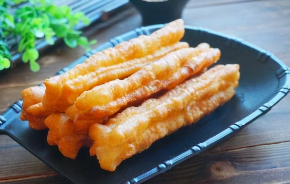 炸油条用放酵母吗？教你正确做法，出锅金黄酥脆，凉了也不硬