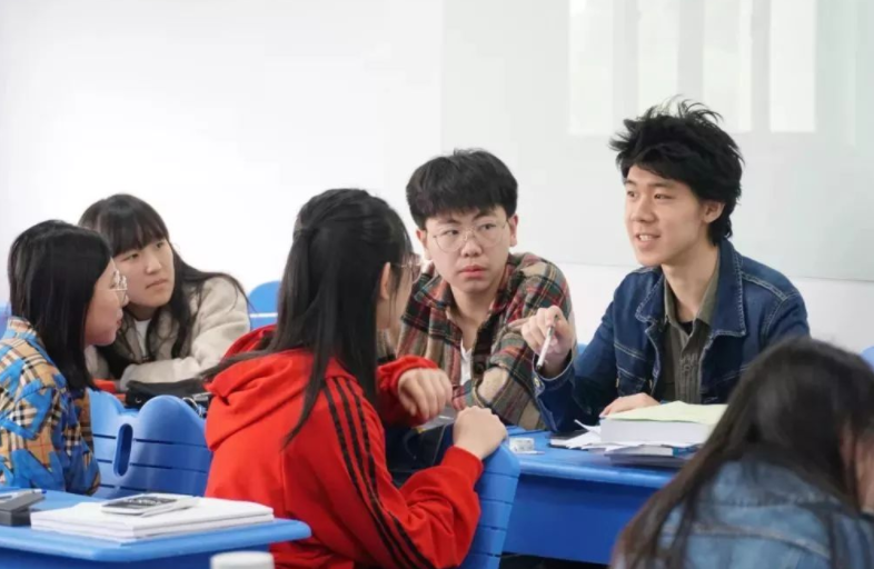 211高校学习氛围有多强？食堂吃出图书馆的感觉，饭菜都有书香味