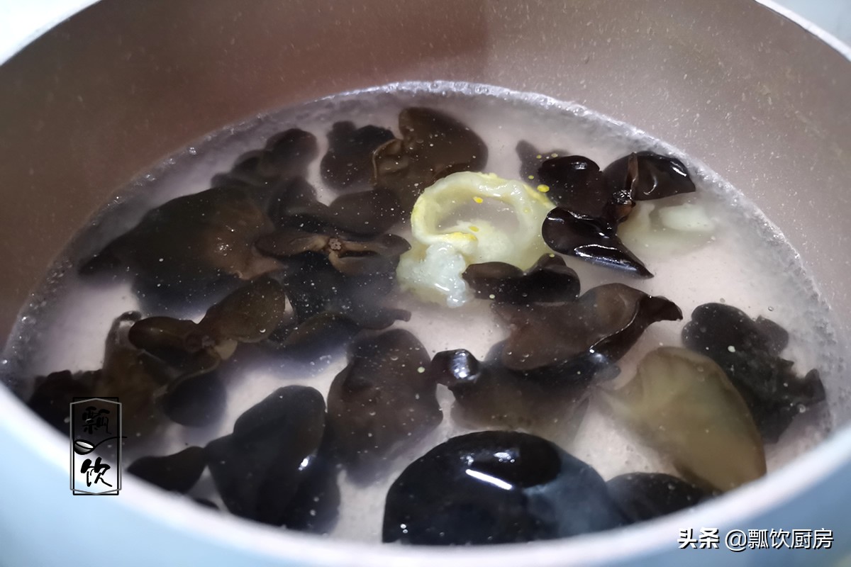 朋友送了一些魚膠，我把它做美食，吃菜喝湯，味道鮮美