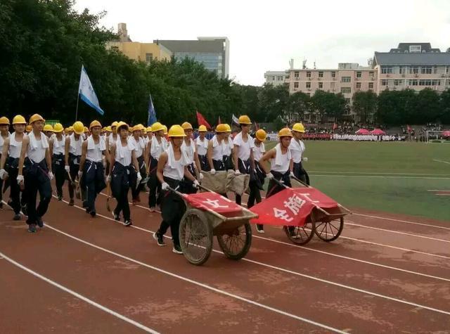 青岛大学“举牌美女”火了，运动会大放异彩，如同行走的招生简章