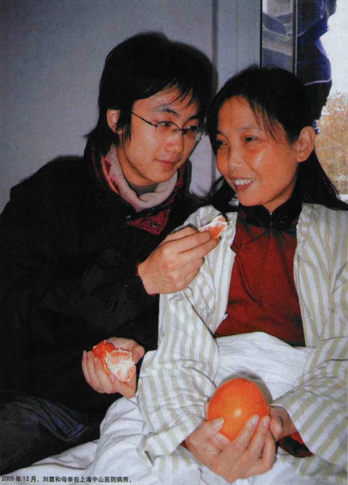 2005年，那个背母上学的男孩刘霆，10年后变性，还在选美比赛获奖