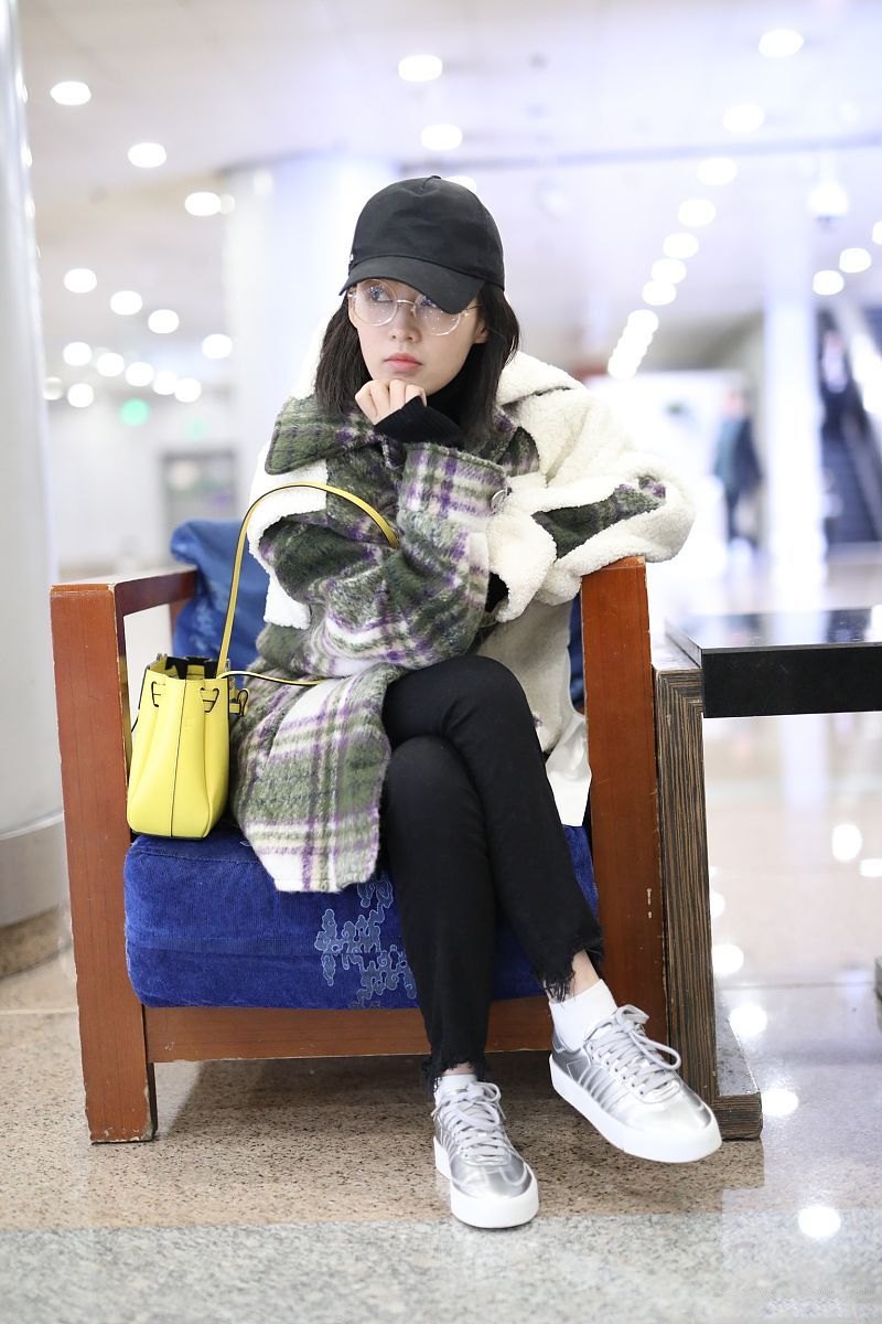 被香芋紫大衣圈粉,看李沁搭配骑士靴文静又气质,浪漫色彩更高级