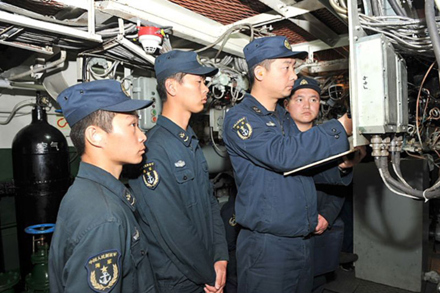 大学生逐渐“白菜化”，2200万岗位缺口没人填补，工资养不起家