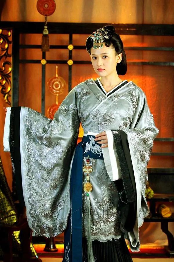 吓死亲生儿子，害死小妾，为什么她还被称为完美女性